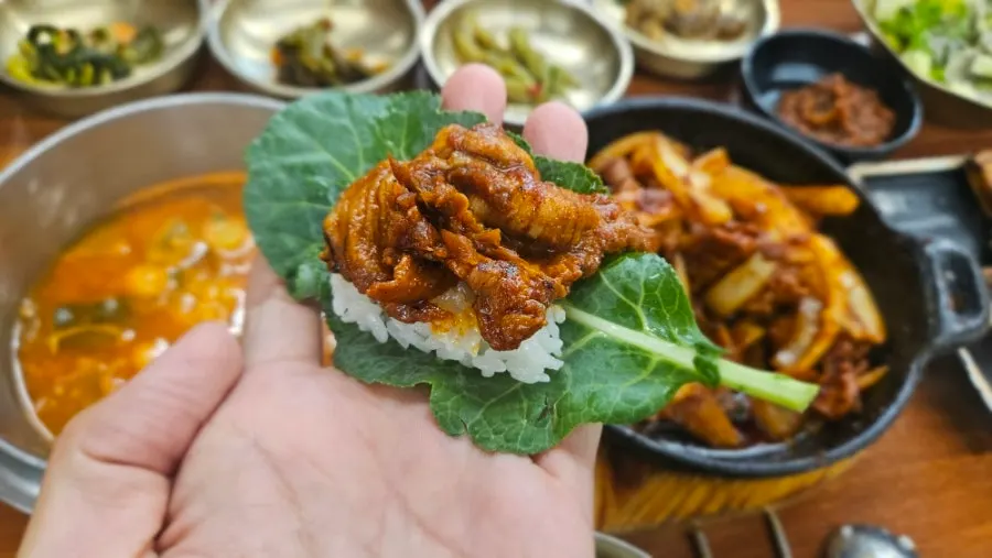 Smoky pork stir-fry served in its own pot