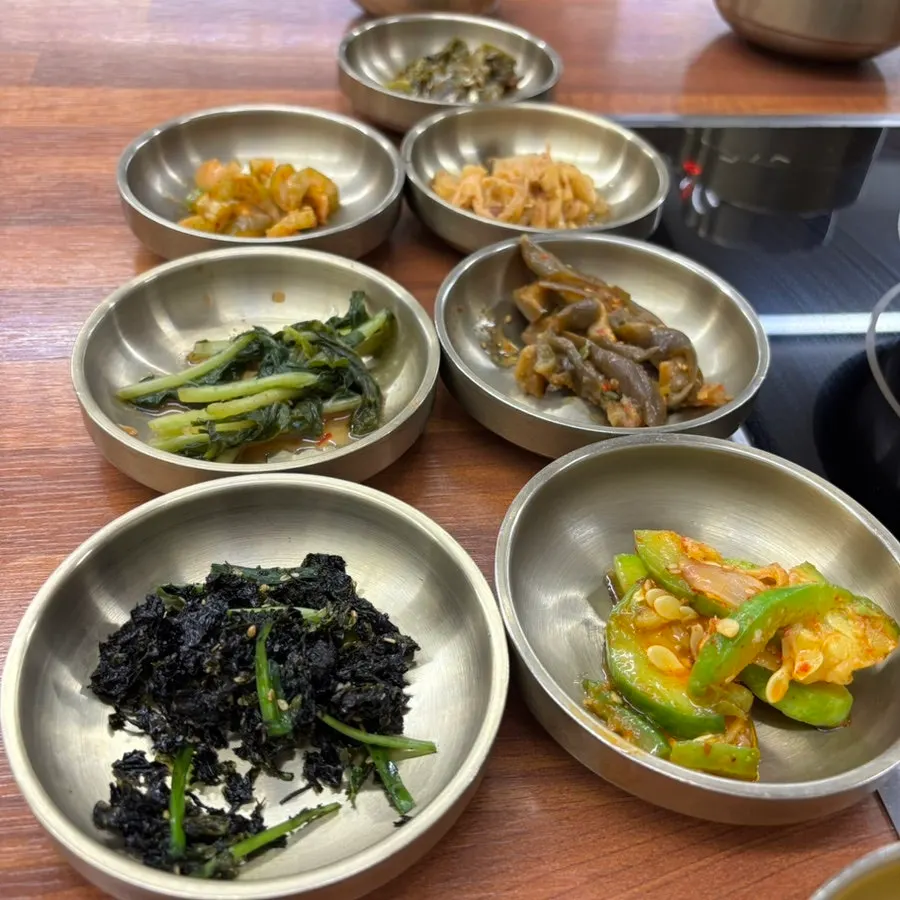 Basic side dishes like seasoned eggplant and laver