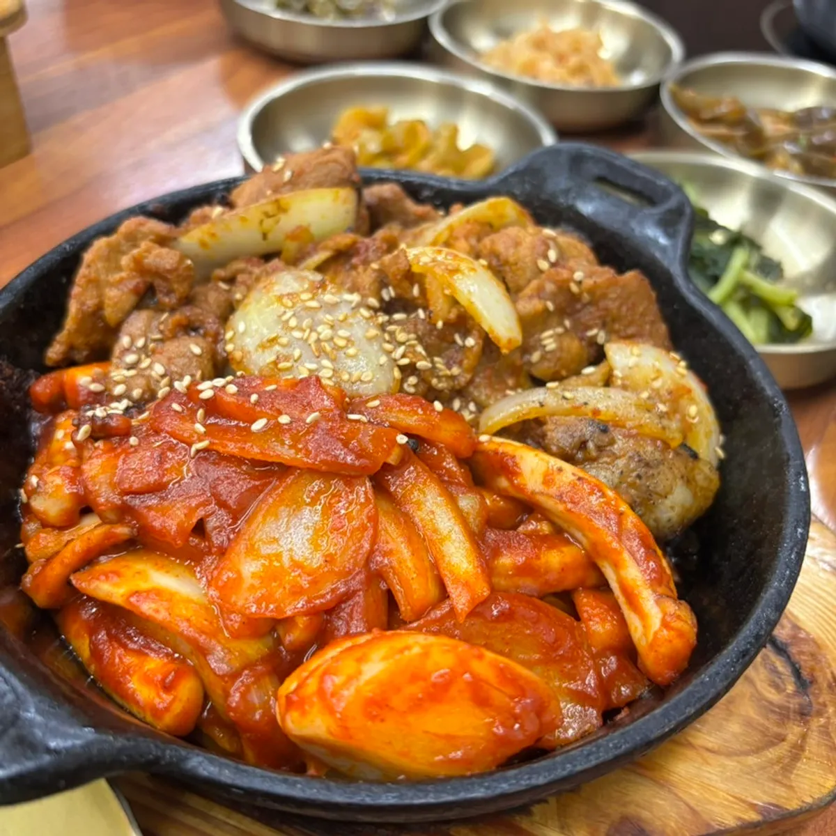 Main dishes of the deuljeongsik set: stir-fried pork and squid
