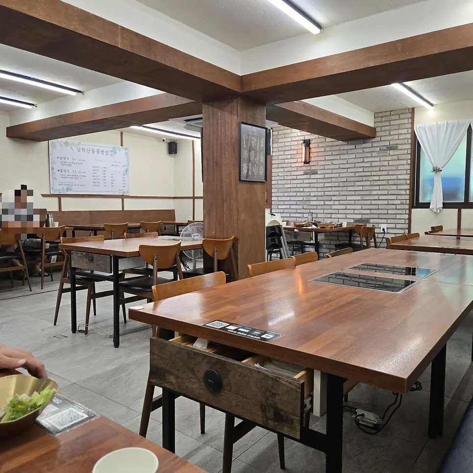 Seating area on the other side suitable for groups