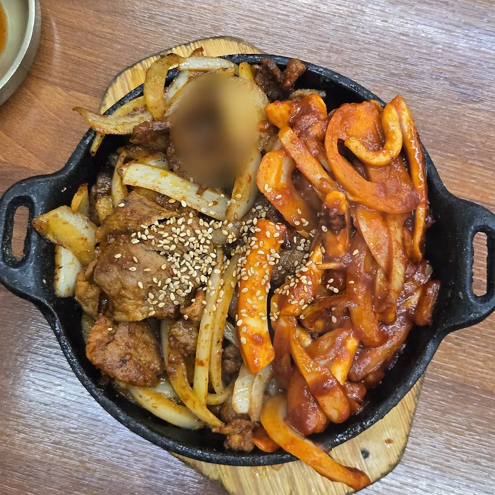The deul-jeongsik set for two fully laid out