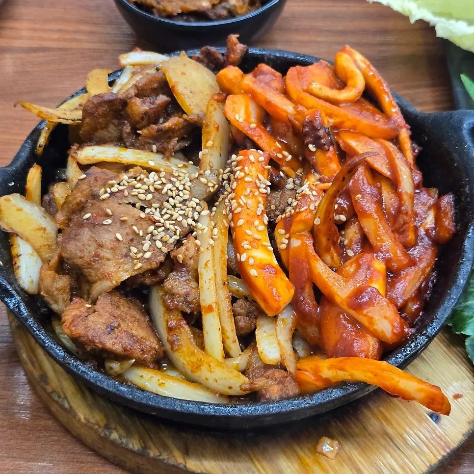 Stir-fried pork and stir-fried squid half-and-half on a hot plate