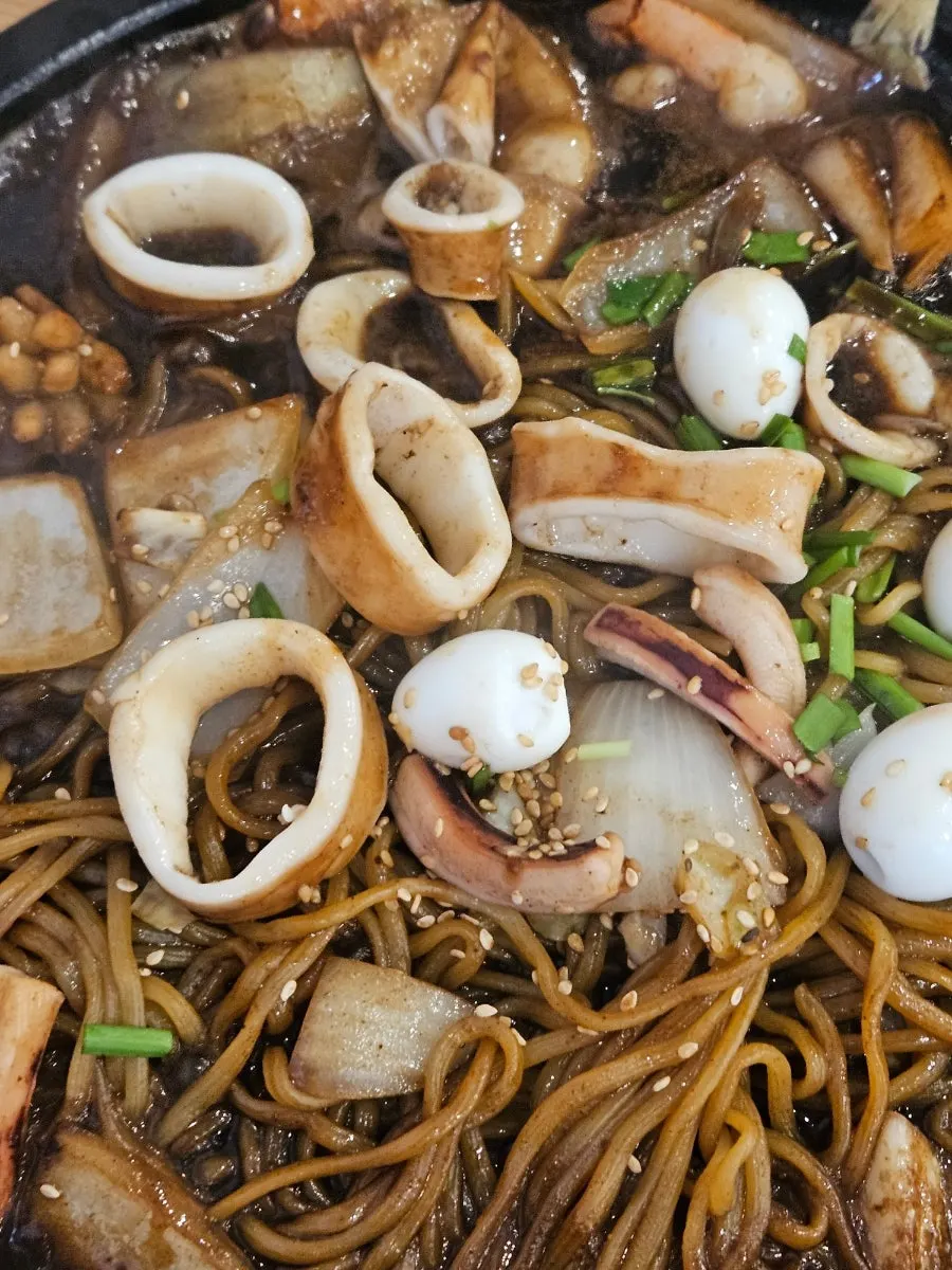 Stone-plate jajangmyeon noodles soaked in sauce