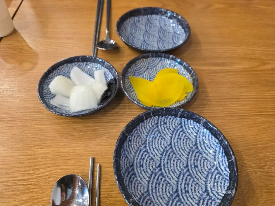 Self-service side-dish refill corner