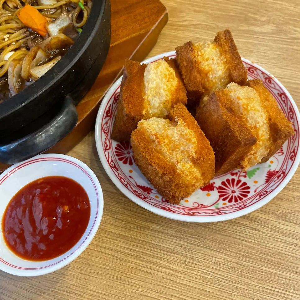 Handmade tungbosha 4pc with chili sauce