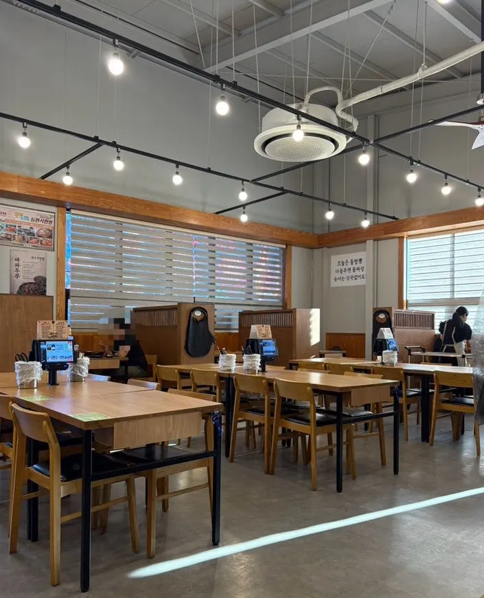 Families and couples dining in the restaurant