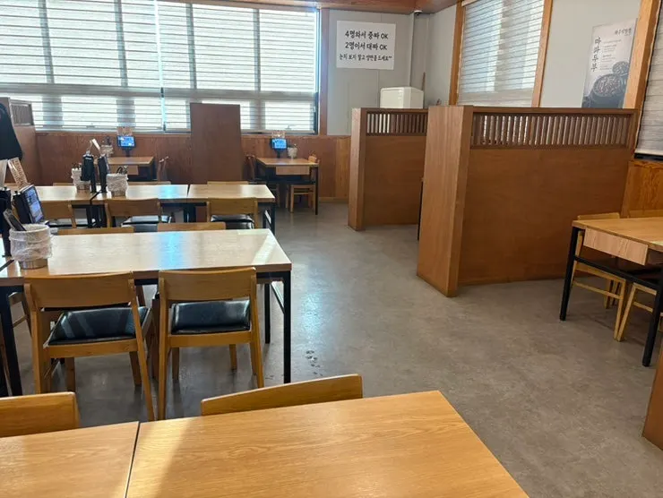 Spacious, clean Chinese restaurant interior