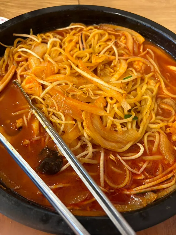 Nurungji stone-plate jjamppong with bean sprouts and seafood