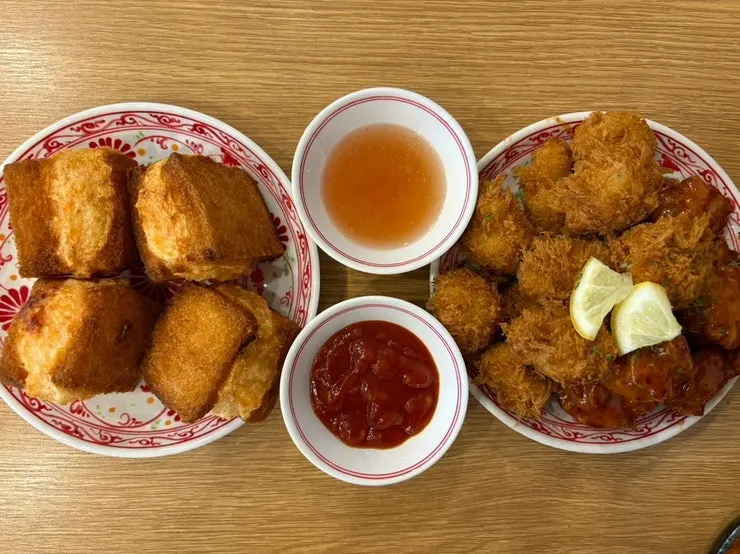 Stone-plate jjamppong and side dishes spread on the table