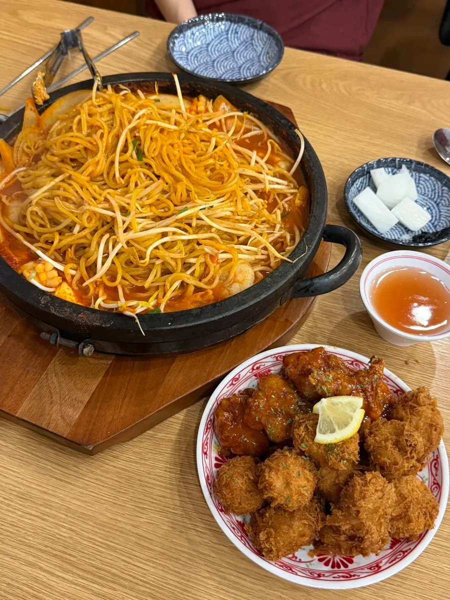 Stone-plate jjamppong bubbling on the hot plate