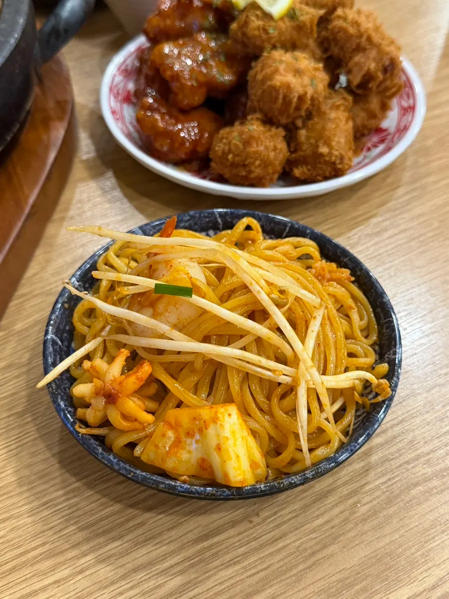 Stone-plate jjamppong mixed with bean sprouts