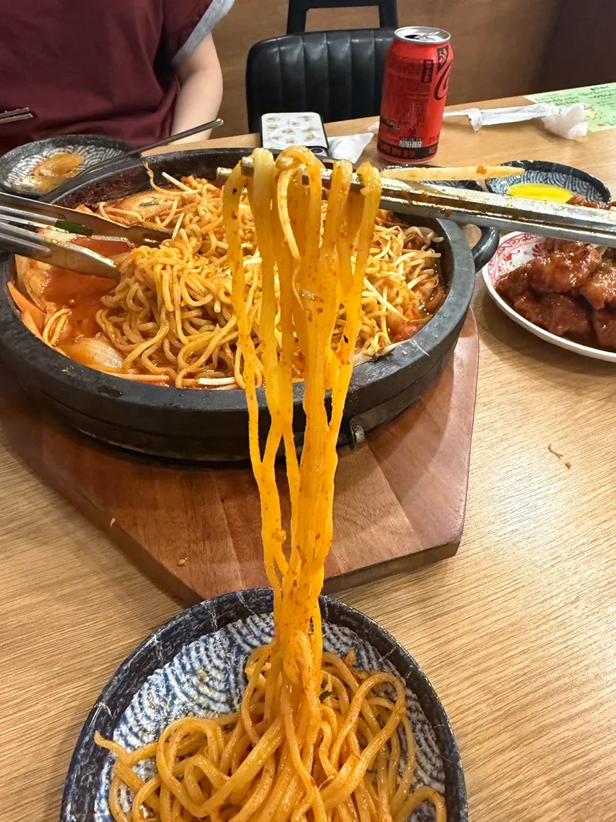 Noodles and broth of the stone-plate jjamppong