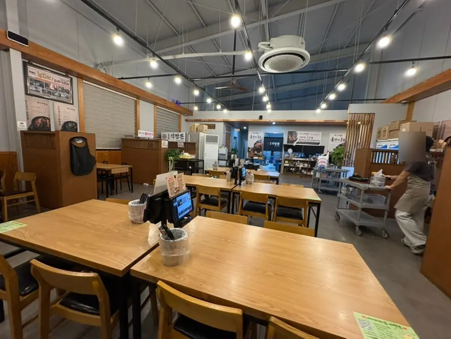 Table arrangement inside the restaurant