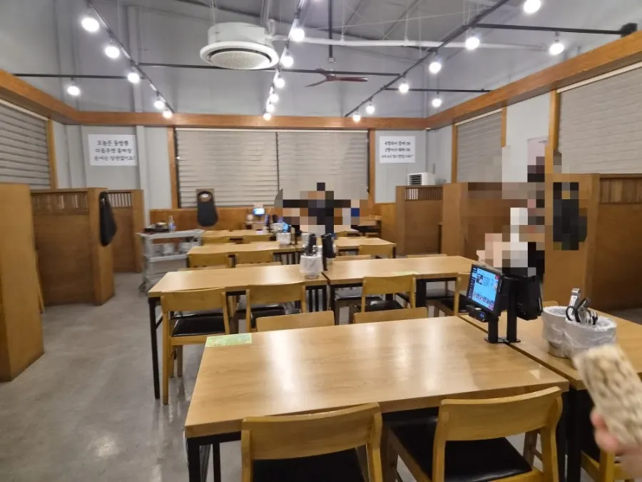 Seating layout at Dolpanseok Jjamppong Paju Simhaksan Branch