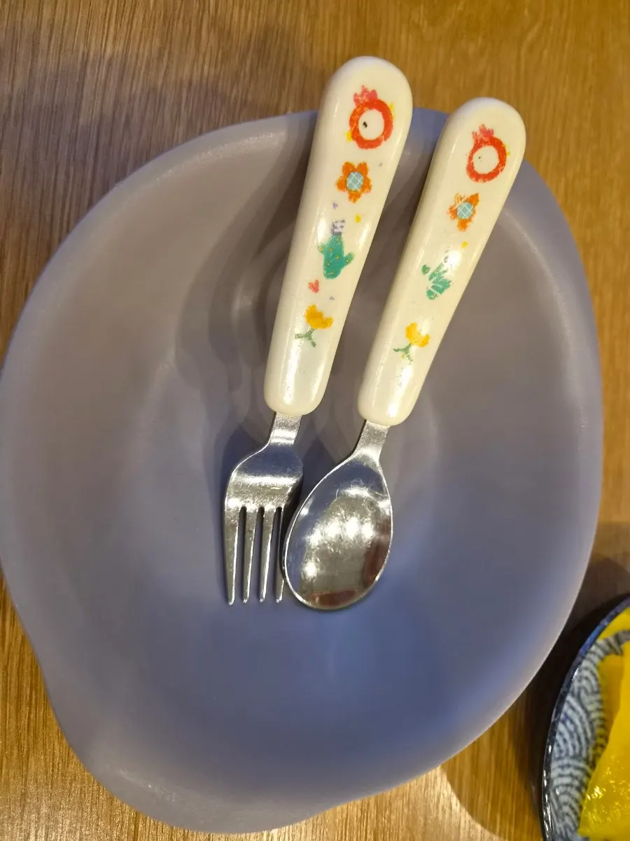Kids' dishes placed at the table