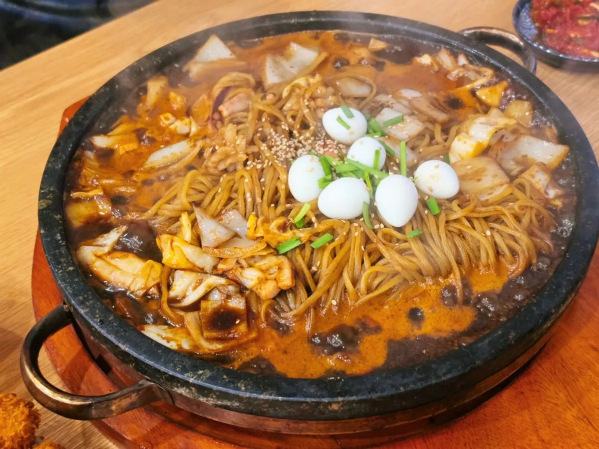 Table shared by three friends with jajajang and dontichitang set