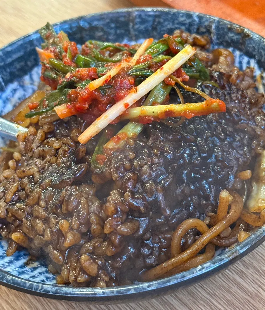 A bowl of nurungji dolpan jajangmyeon