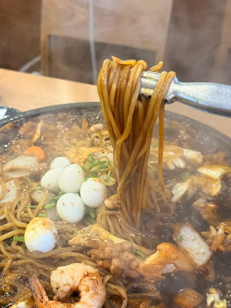 Nurungji dolpan jajangmyeon sizzling on the table