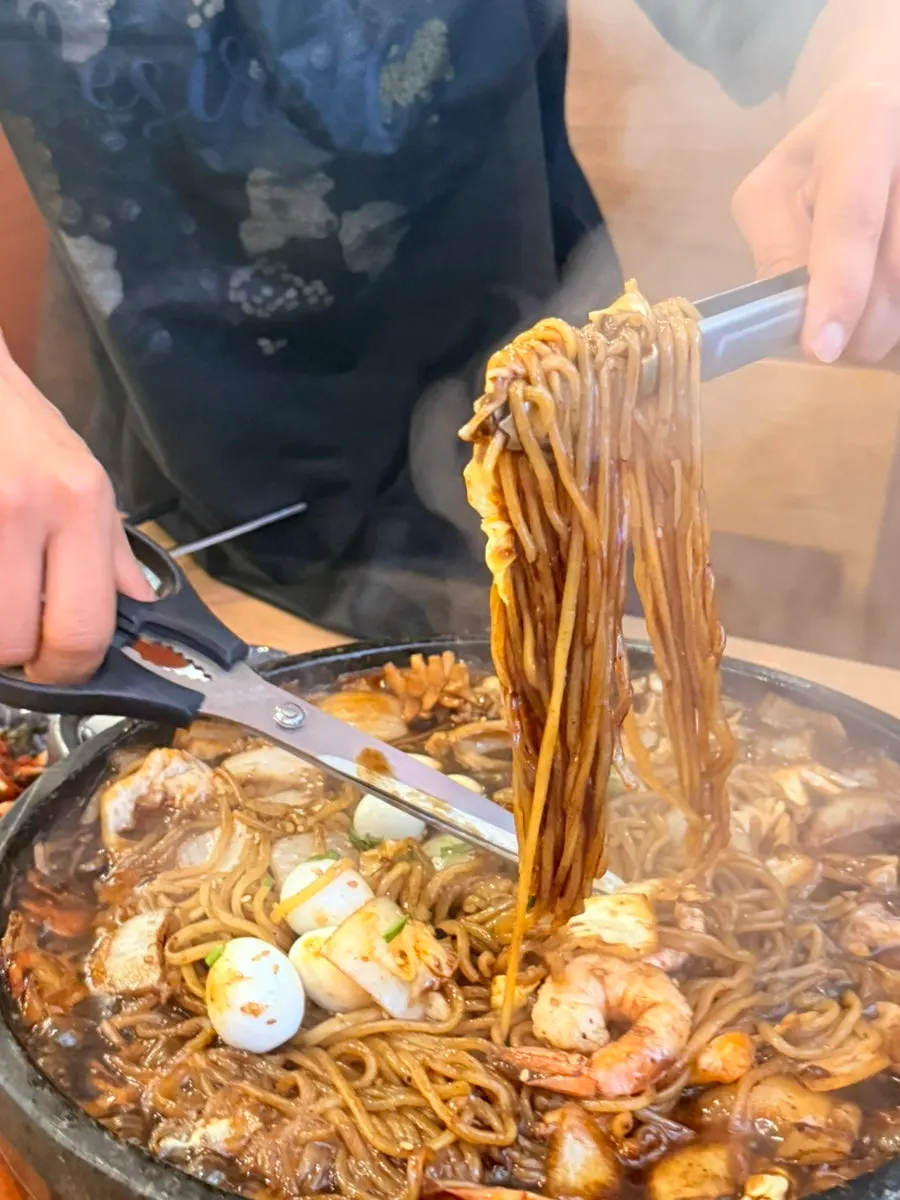 Mixing the jajang sauce on the stone plate