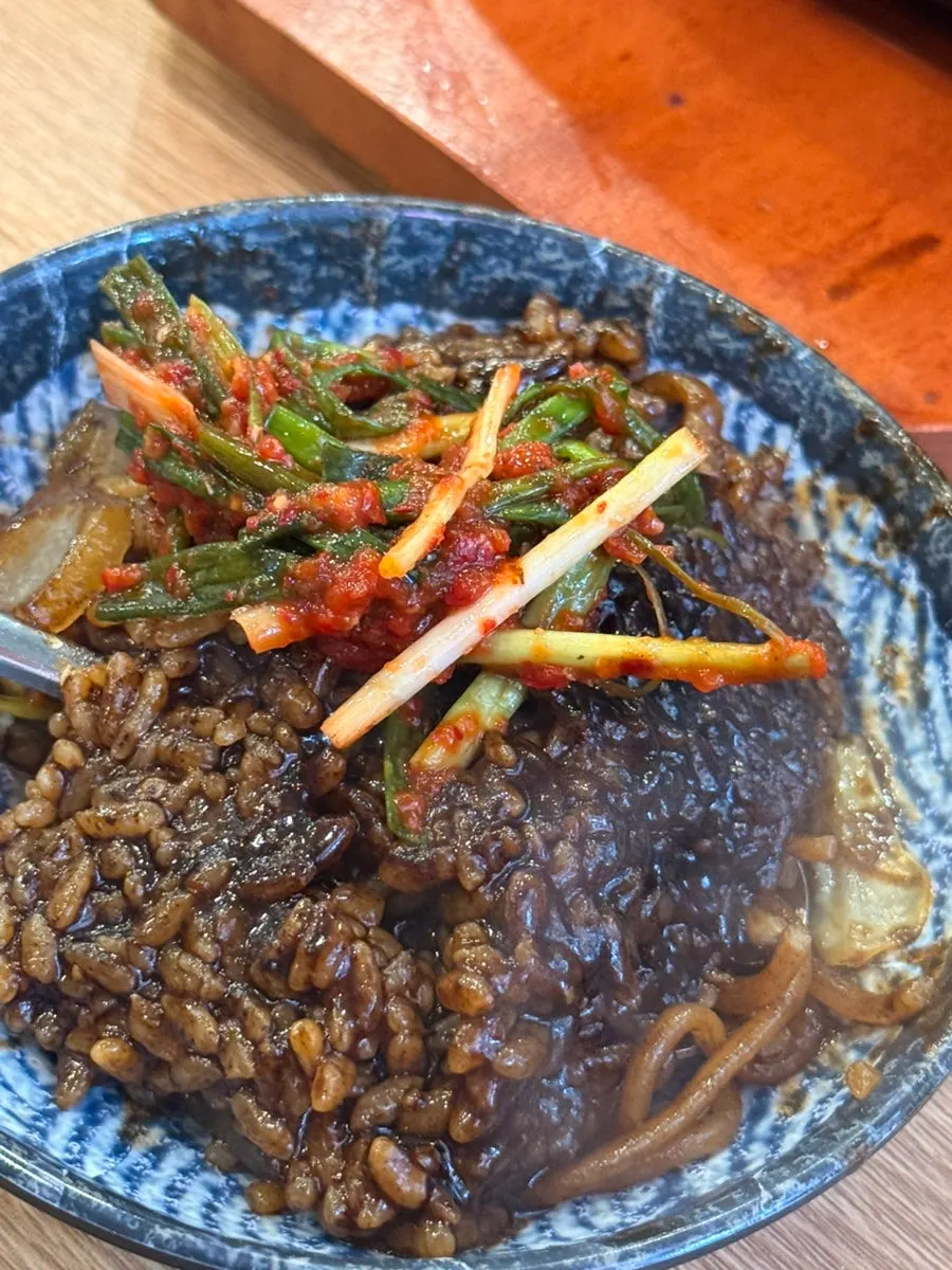 Full spread of the large nurungji dolpan jajangmyeon serving 3–4