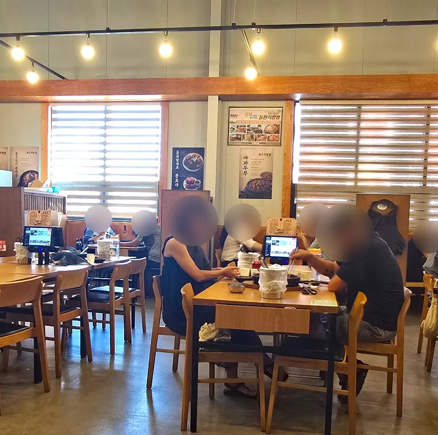 중앙 오픈 테이블과 양쪽 칸칸 테이블 내부