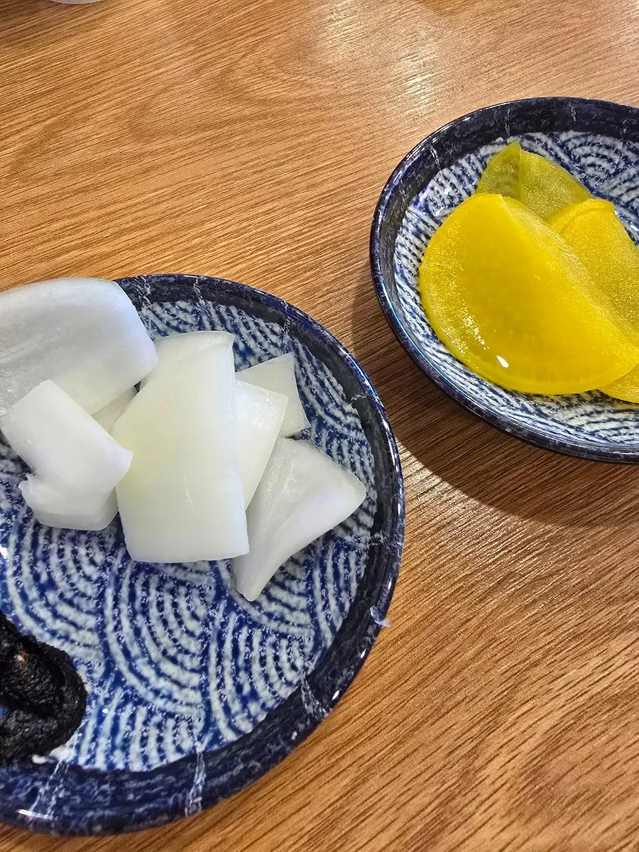 기본찬으로 나온 양파와 단무지