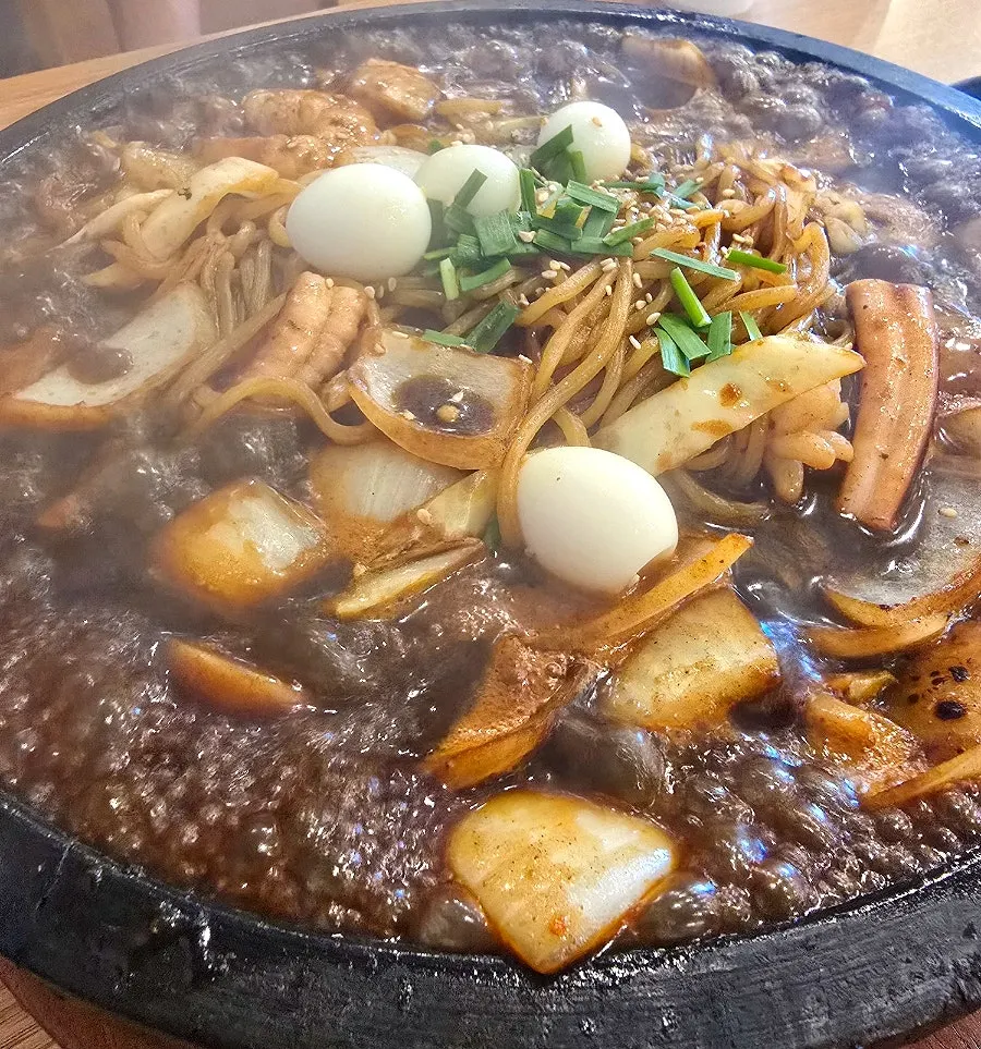 돌판에서 짜장 소스가 면에 배어드는 모습