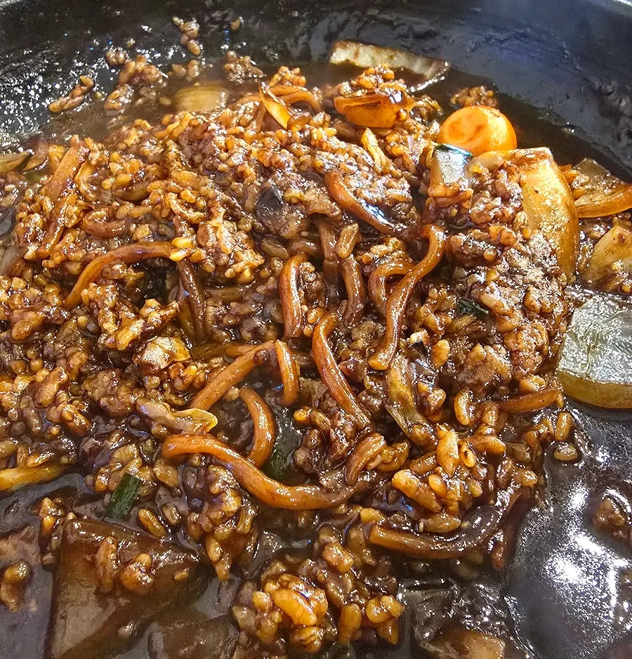 돌판 바닥에 깔린 누룽지