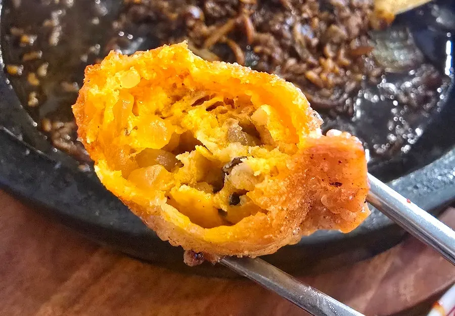 붉은 만두소가 보이는 마라만두 단면
