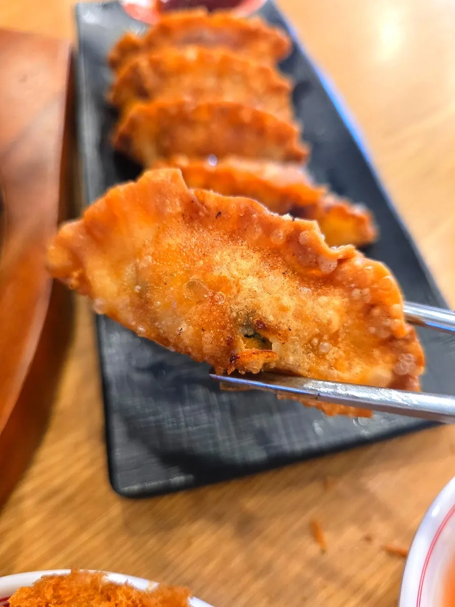 마라만두 한 개를 집어 든 모습