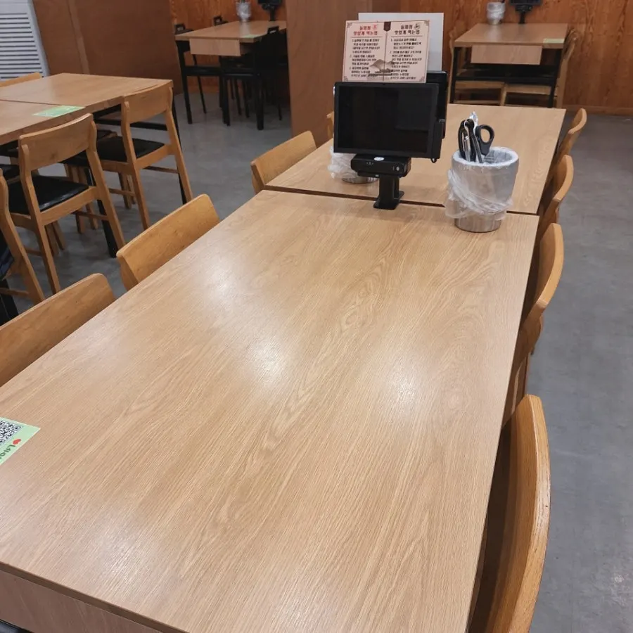 Sign noting a medium size is fine for 4 people