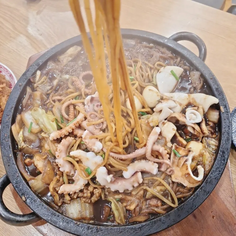 Steaming stone-plate jjajang