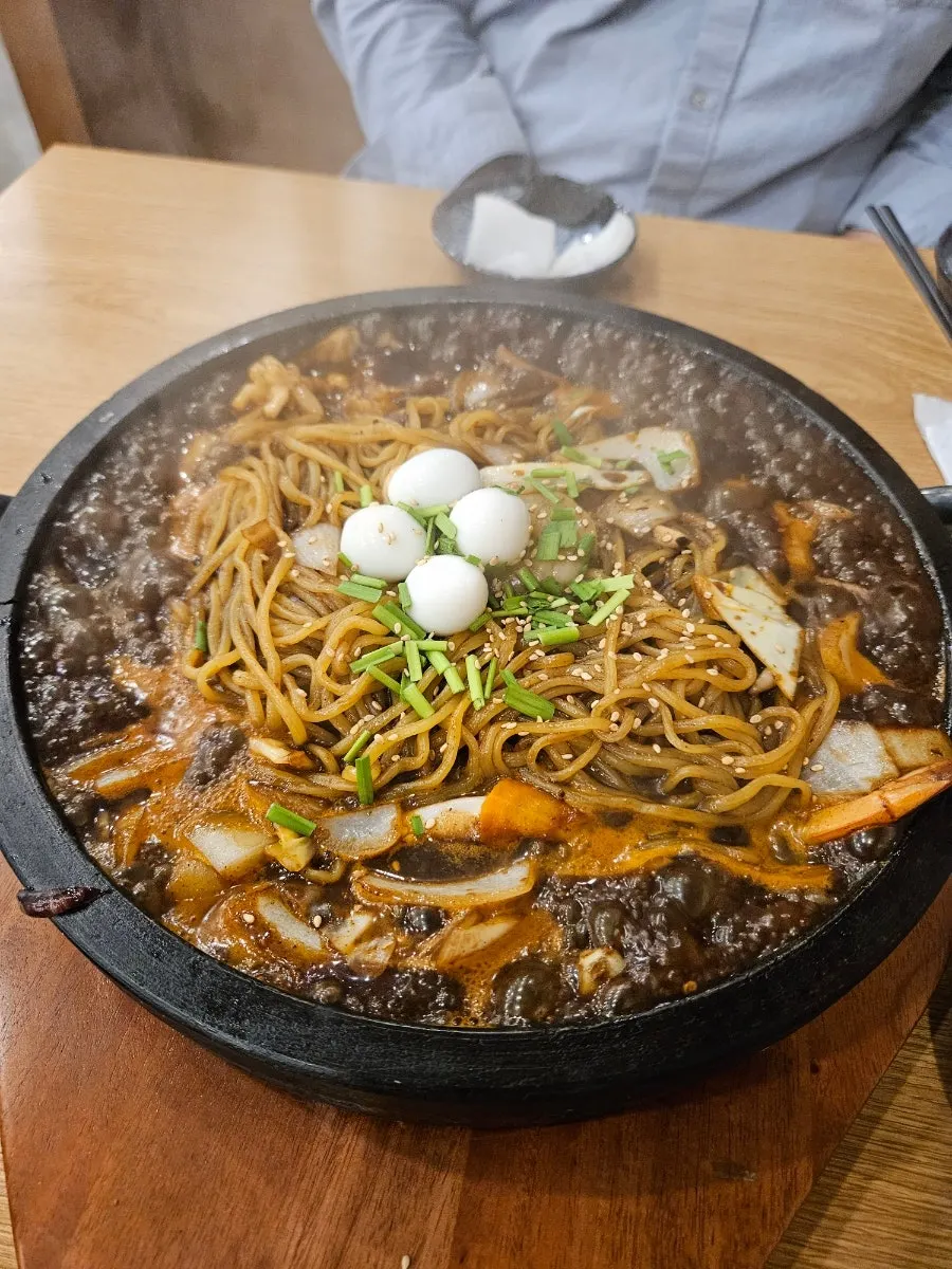 Nurungji stone-plate jjajang bubbling on the stone plate