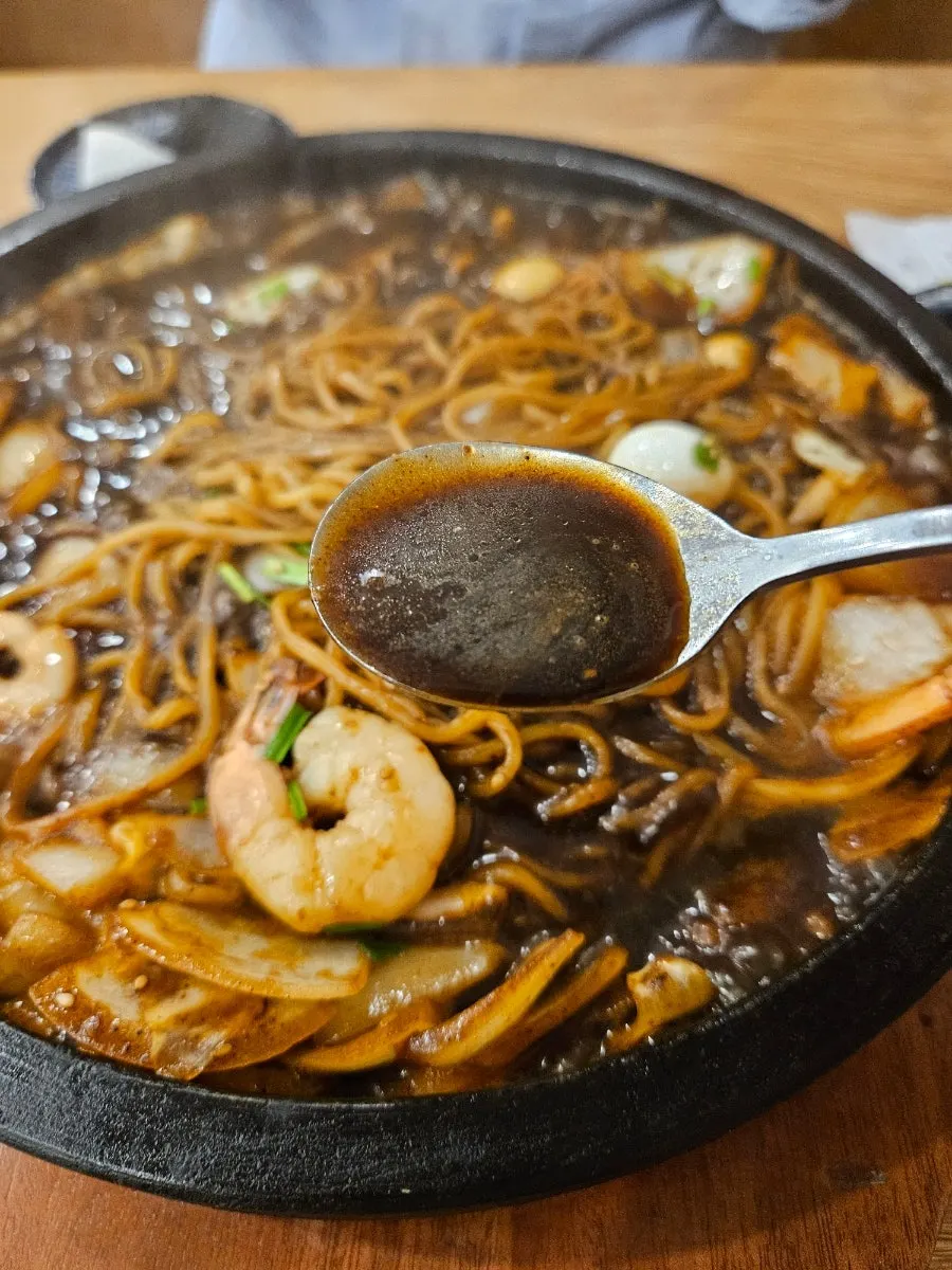 Nurungji stone-plate jjajang mixed with the noodles