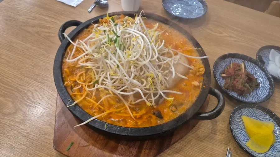 셀프바에서 담아온 밥과 파김치