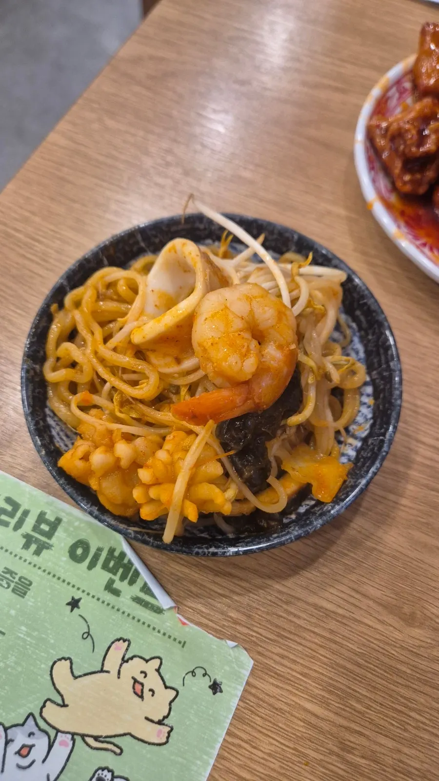 국물이 졸아든 돌판 위 짬뽕 면과 해물