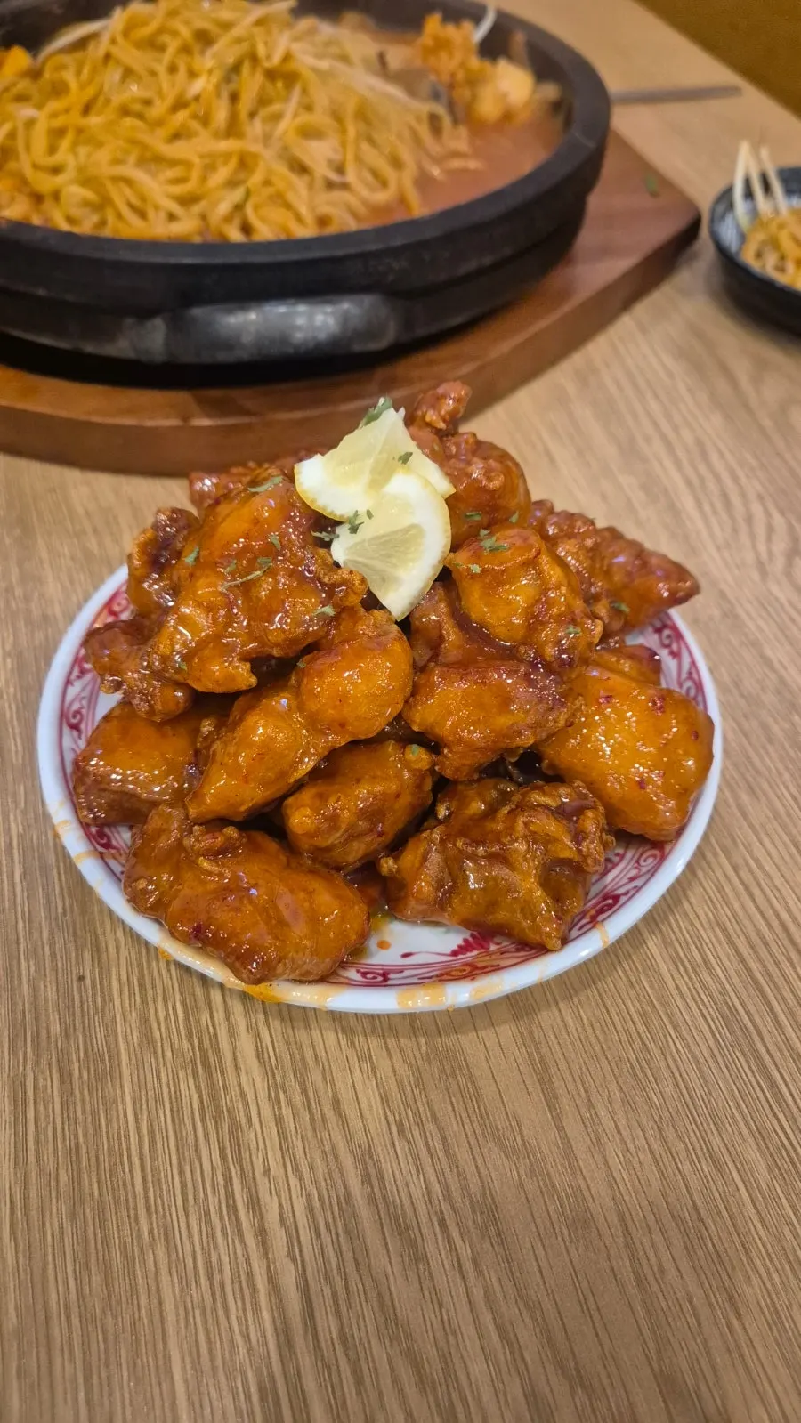 돌판 바닥에 눌어붙은 누룽지