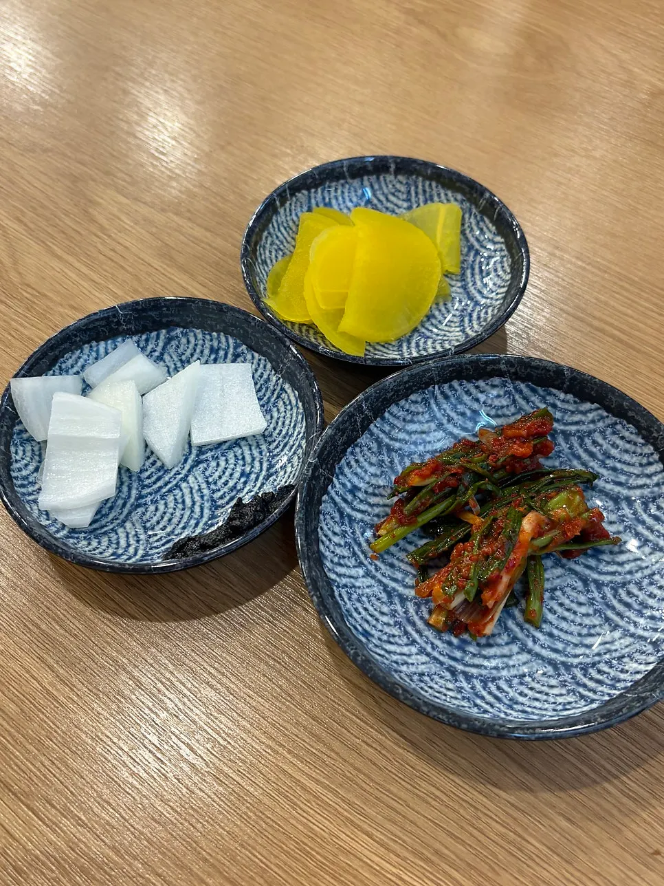 Mesa con acompañamientos básicos: cebolla y rábano encurtido