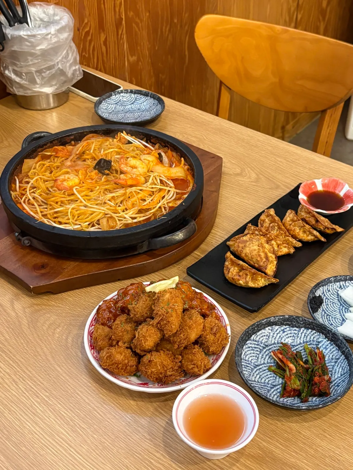 Mesa servida con el set dolpan jjamppong mediano y donchitang
