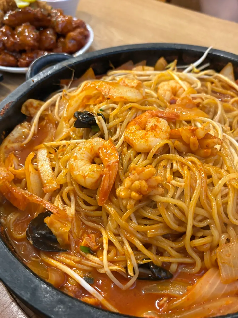 Jjamppong con camarón, calamar y otros mariscos visibles