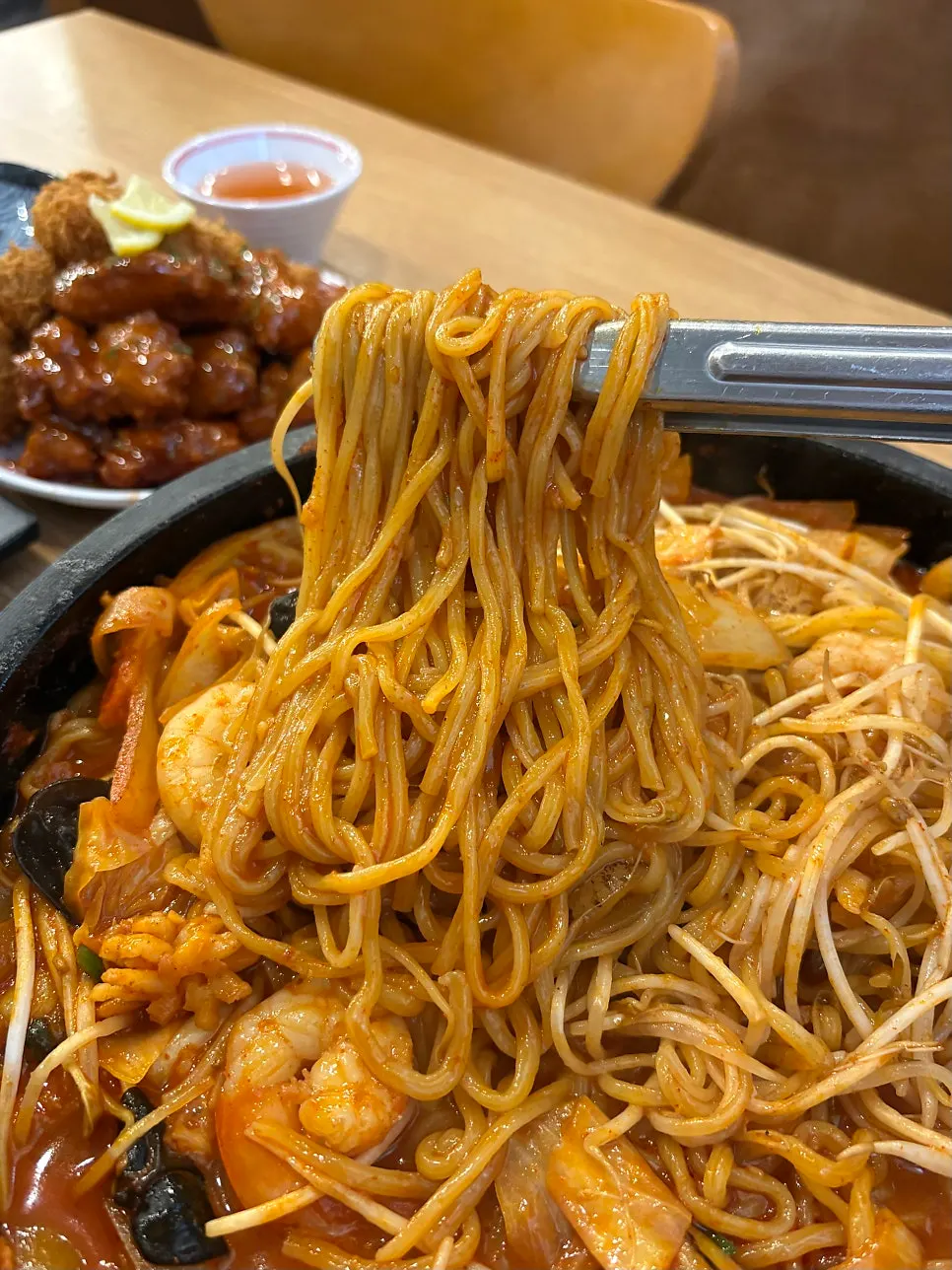 Fideos elásticos del jjamppong sobre la plancha de piedra