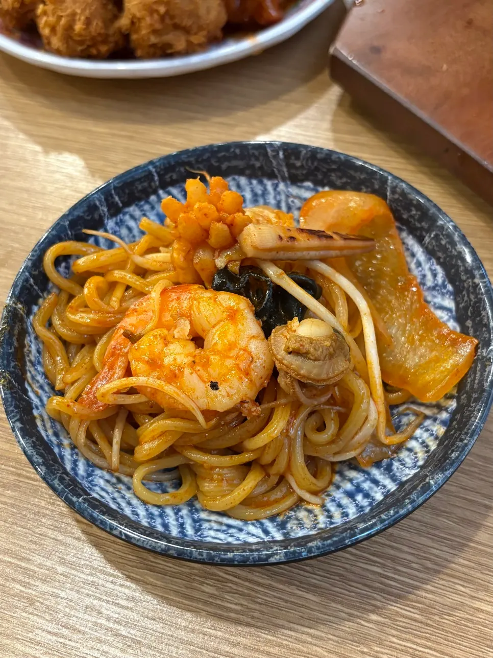 Nurungji raspado del fondo de la plancha con una espátula