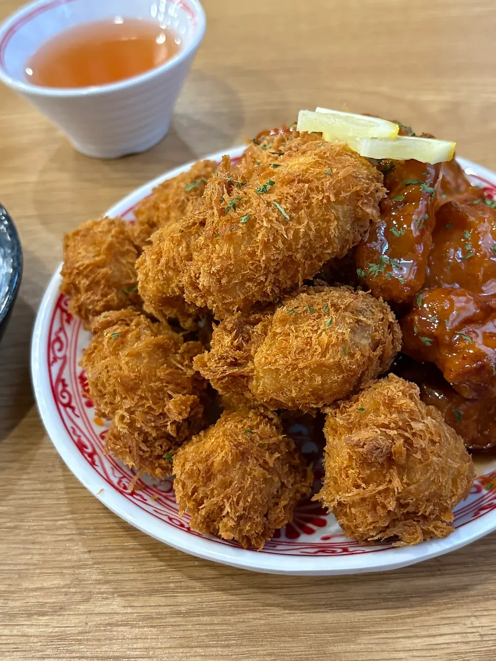 Donchitang con cerdo frito y dakgangjeong mitad y mitad