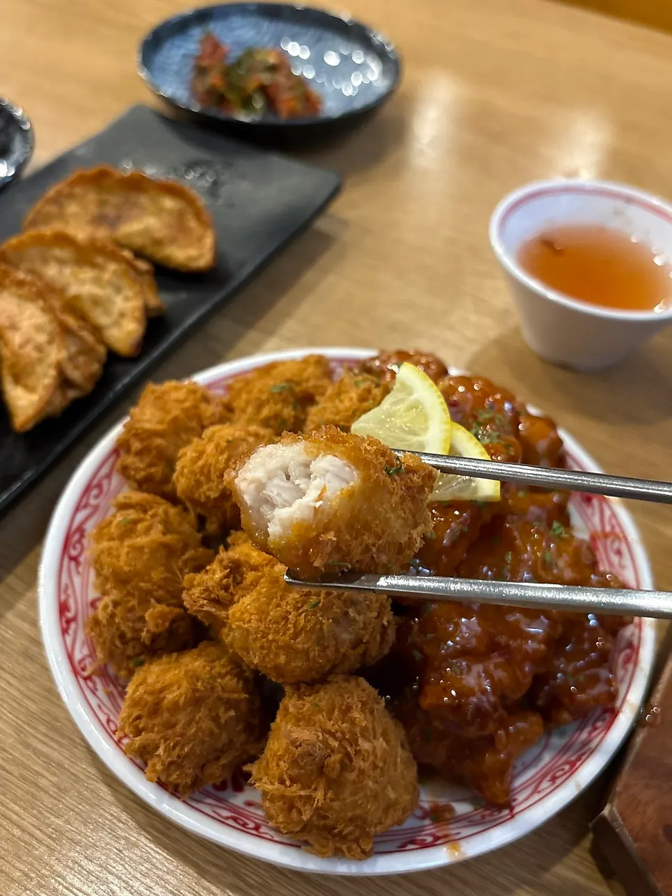 Dakgangjeong con trozos gruesos de pollo bañados en salsa