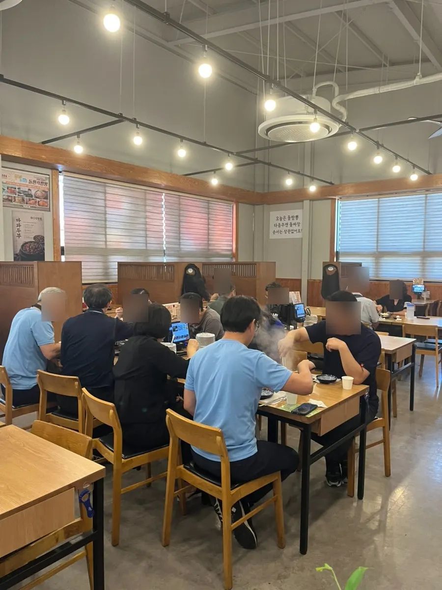 돌판석짬뽕 매장 셀프코너와 주방 모습