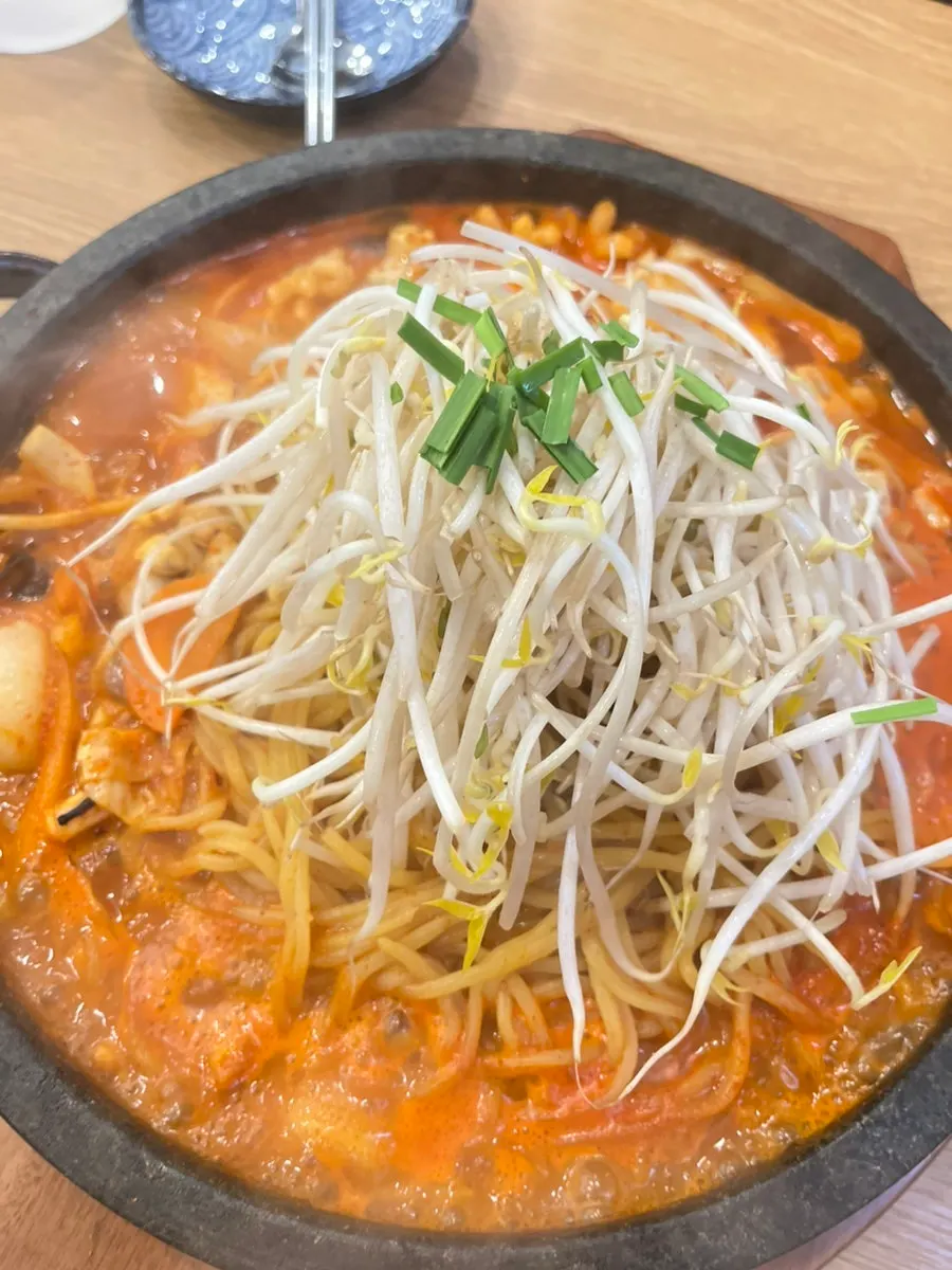 공기밥과 함께 차려진 중식 한 상