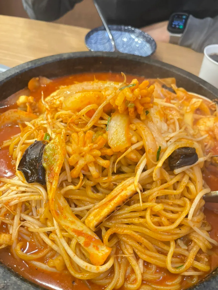 보글보글 끓는 얼큰한 짬뽕 국물
