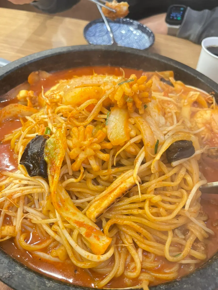 면을 들어 올린 돌판 짬뽕
