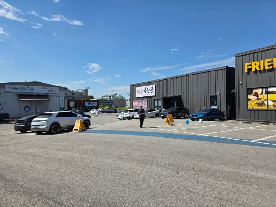 Wide parking area in front of Dolpanseok Jjamppong Paju Simhaksan Branch