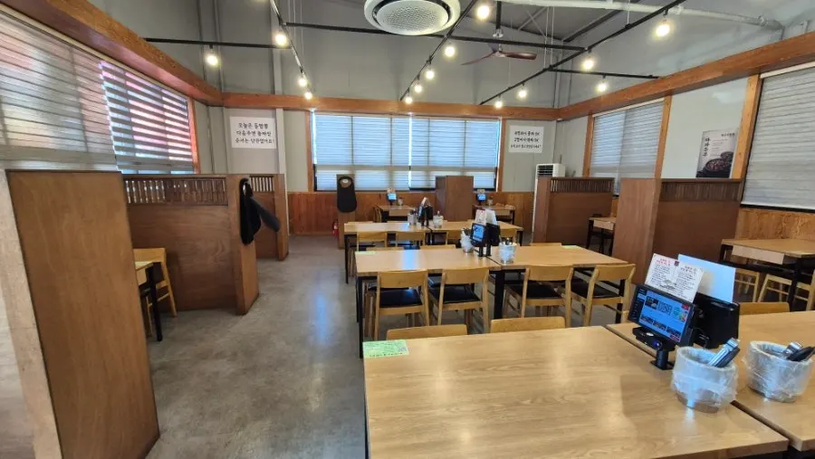 High-ceilinged interior of Dolpanseok Jjamppong Paju Simhaksan Branch